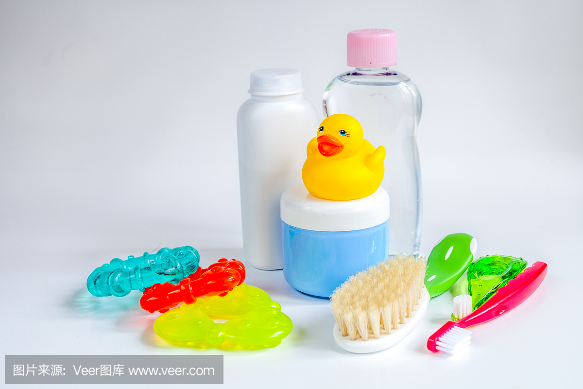 婴儿配件洗澡与鸭子在白色的背景