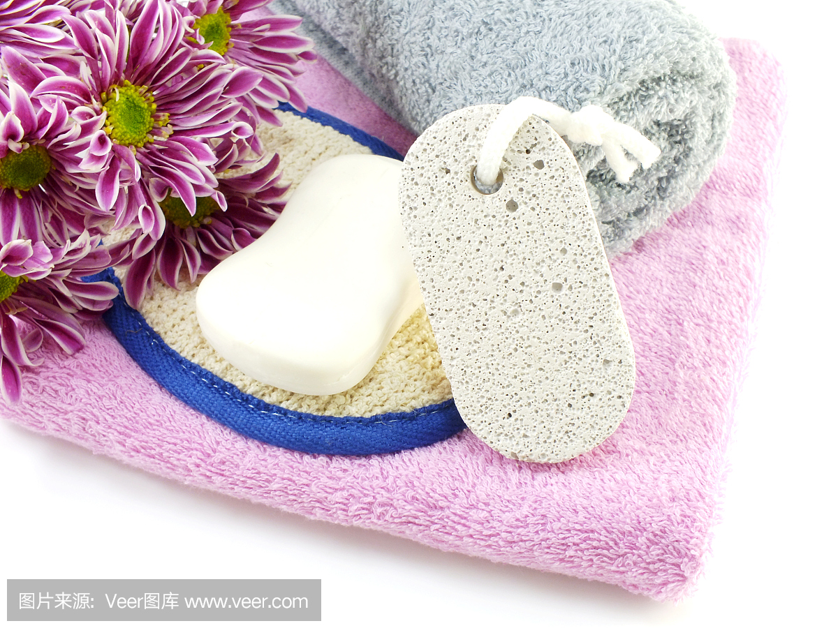 白色浴巾上的肥皂块和磨砂